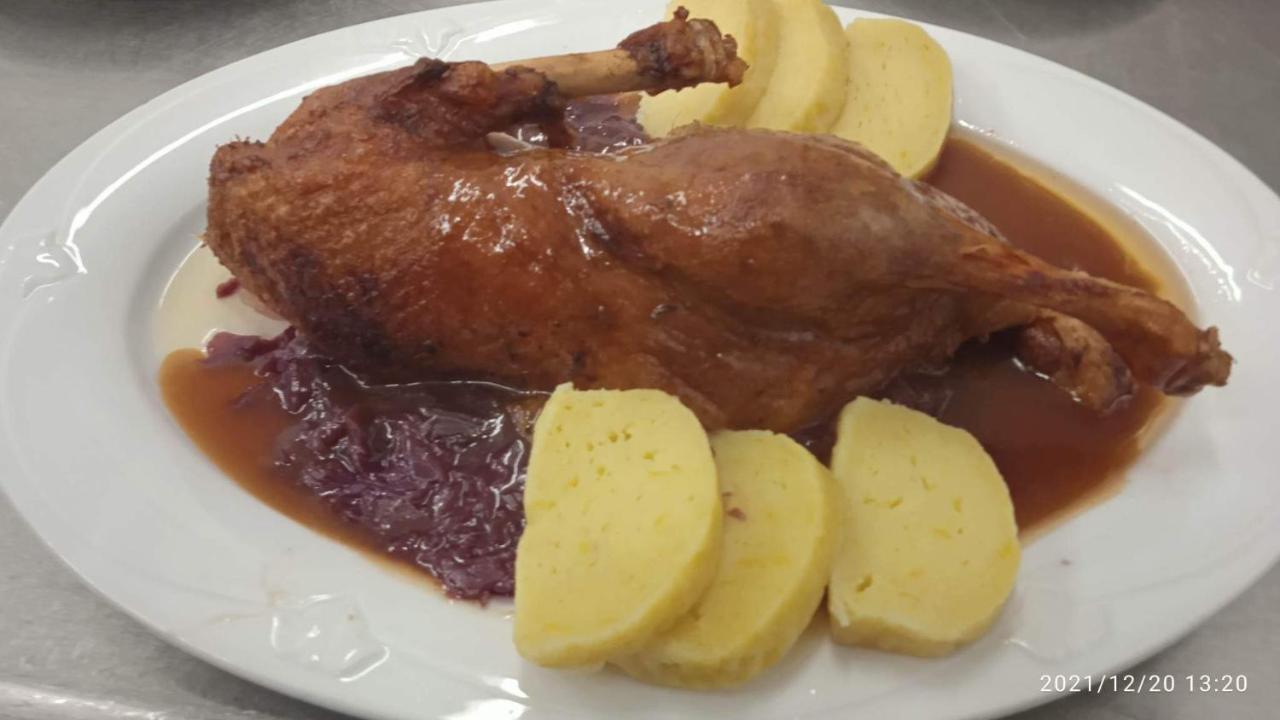 Mala Svata Hora - Penzion & Restaurace Mníšek pod Brdy Buitenkant foto