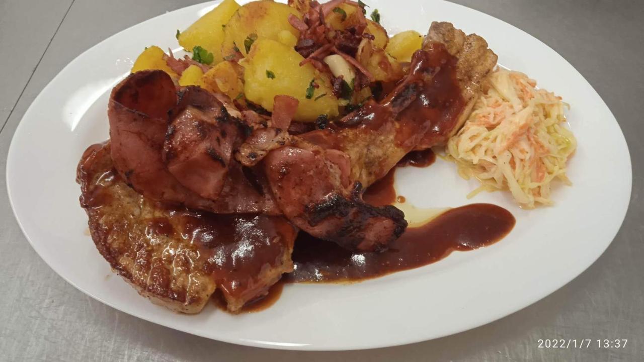 Mala Svata Hora - Penzion & Restaurace Mníšek pod Brdy Buitenkant foto