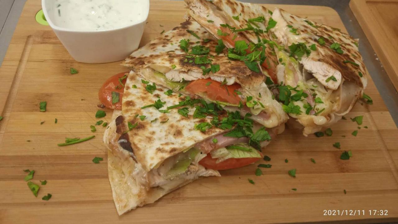 Mala Svata Hora - Penzion & Restaurace Mníšek pod Brdy Buitenkant foto