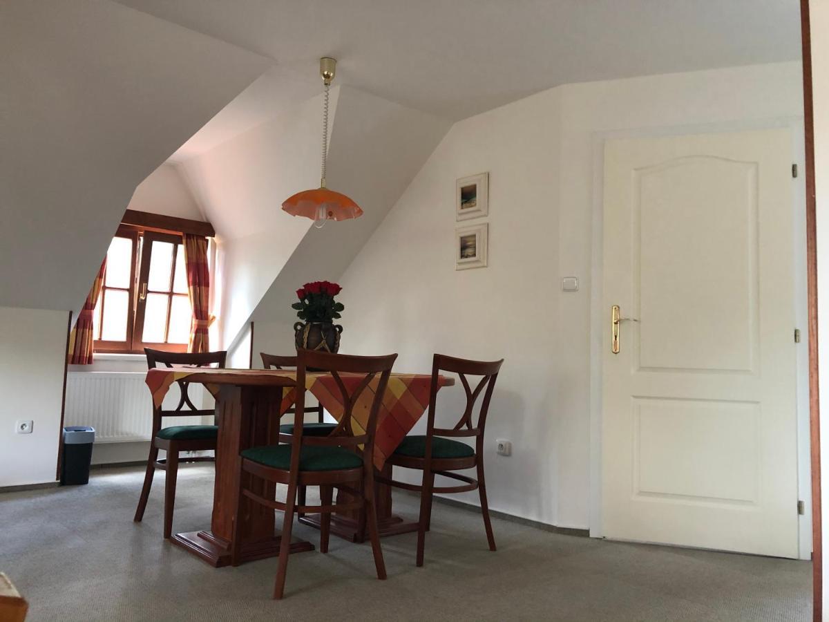 Mala Svata Hora - Penzion & Restaurace Mníšek pod Brdy Buitenkant foto